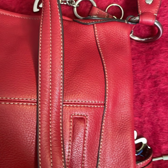 B MAKOWSKY GENUINE RED PEBBLED LEATHER CROSSBODY HANDBAG WITH LEOPARD LINING - Picture 6 of 13